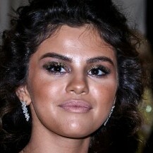 Selena Gomez s previše bronzera i rumenila na Met Gali