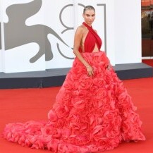 Rose Bertram u raskošnoj crvenoj kreaciji