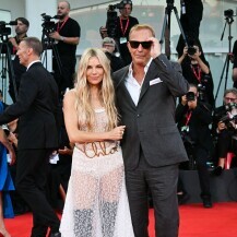 Sienna Miller i Kevin Costner