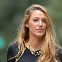 Blake Lively u širokim crnim trapericama i robusnim cipelama - 4