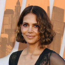 Halle Berry u plastičnim hlačama i bluzi zmijskog uzorka - 6