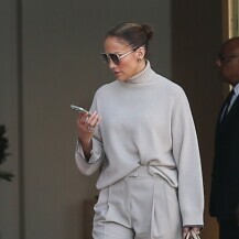 Jennifer Lopez u monokromatskom izdanju