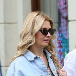 Zgodna dama u odvažnim salonkama modne kuće Bottega Veneta