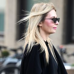 Zgodna dama sa zagrebačke špice nosi torbu modne kuće Prada