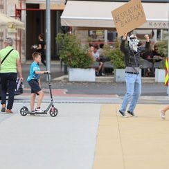 Muškarac s maskom zebre u Koprivnici