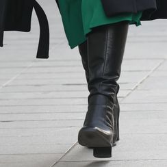 Street style brineta iz centra Zagreba u zelenoj haljini - 3