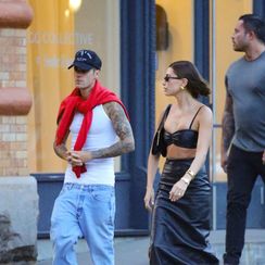 Hailey Bieber u kožnoj suknji