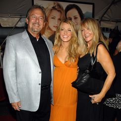 Blake Lively s mamom Elaine i tatom Erniejem na crvenom tepihu