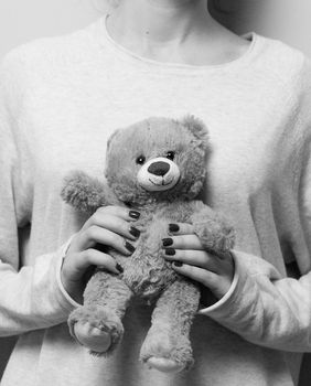 Žena drži plišanog medu