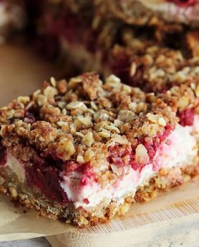 Crumble s višnjama i grčkim jogurtom