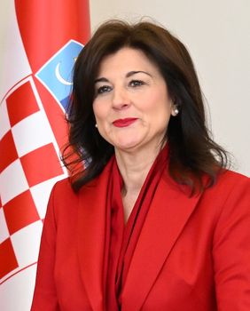 Sanja Musić Milanović u crvenom sakou i crnim hlačama - 5