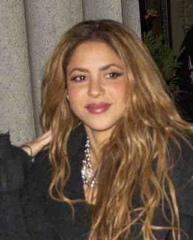 Shakira u tajicama s cvjetnim uzorkom i bijelim tenisicama s platformom - 5