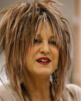 Dizajnerica obiju vjenčanica Elizabeth Emanuel