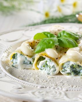 Kaneloni sa špinatom i sirom