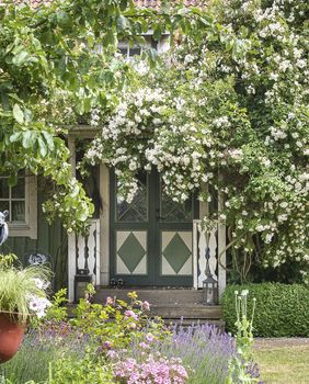 Dvorište kao iz priče ima i malo jezero - 10