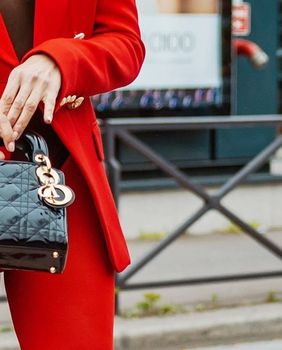 Jarka nijansa crvene boje u street style kombinaciji