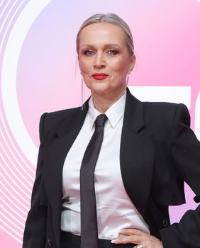 Vanna u odličnom crnom odijelu