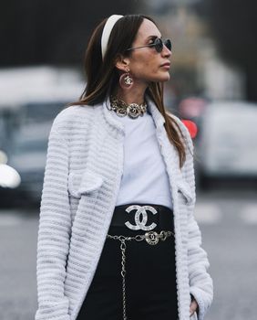 Bijela majica dio je raznih kombinacija