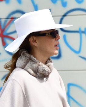 Street style mama u mokasinama podstavljenima krznom - 2