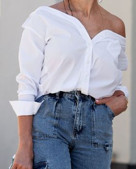 Bijela košulja i traperice čine savršen spoj