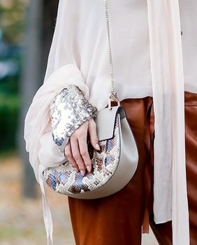 Cimet-smeđa i off white odlična su kombinacija boja koja izgleda skupo