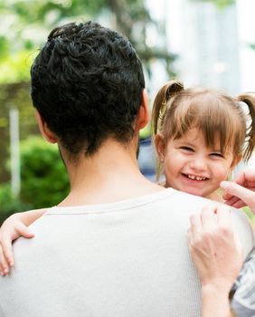 Djeca se nakon rođenja obično prezivaju po ocu