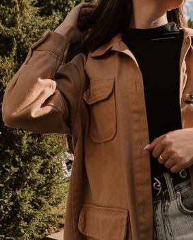 Žena u proljetnoj jakni