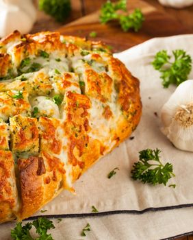 Zapečeni kruh sa sirom, maslacem i češnjakom