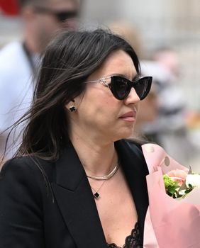 Zgodna dama sa špice u platformama