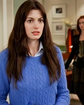 Anne Hathaway kao Andy u cerulean plavom džemperu u filmu Vrag nosi Pradu