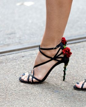 Štikle s cvjetnim aplikacijama