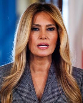 Melania Trump u Pradinu odijelu u Bijeloj kući 2026. - 1
