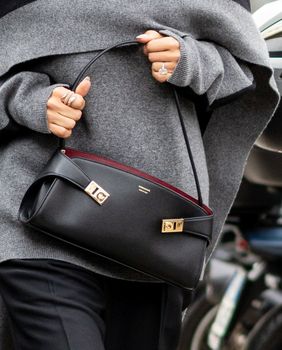 Ferragamo Hug jedna je od trenutno najpopularnijih dizajnerskih torbi