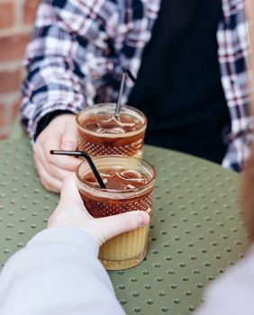 Žena i muškarac na dejtu