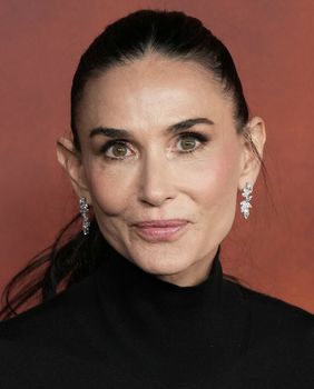 Demi Moore u suknji brenda Carolina Herrera na premijeri Landmana 2026. - 3