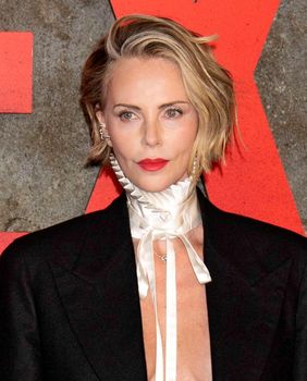 Charlize Theron u Diorovom odijelu na premijeri Apexa u New Yorkiu 2026. - 5