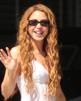 Shakira u trapericama brenda Acne Studios - 3