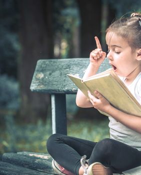 Djevojčica s knjigom