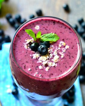 Ledeni napitak s borovnicama i kupinama