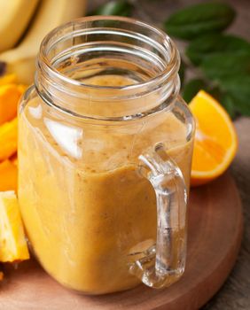 Smoothie od banane i ananasa