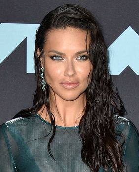 Adriana Lima u mokroj haljini na dodjeli nagrada MTV VMA - 5