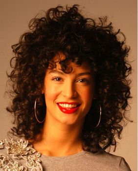 Monika Olujić ima prirodno kovrčavu kosu