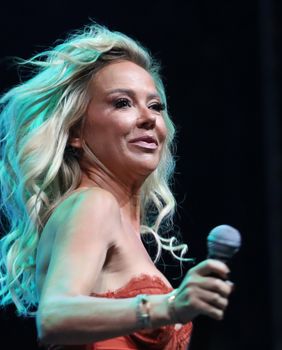 Maja Šuput u crvenoj haljini na koncertu u Kninu - 6