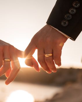 Par se drži za ruke