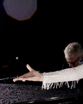 Celine Dion na Eiffelovu tornju tijekom ceremonije otvaranja Olimpijskih igara u Parizu