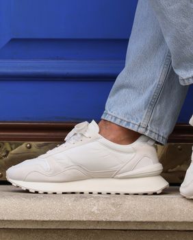 Žena u bijelim tenisicama