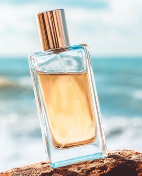 Bočica parfema u moru