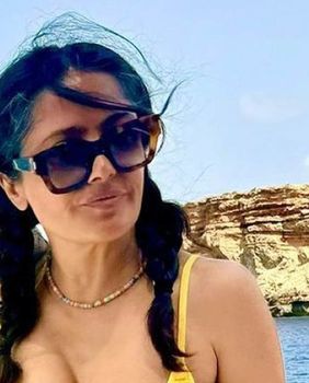 Salma Hayek u žutom bikiniju - 1