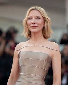 Cate Blanchett na Filmskom festivalu u Veneciji u u metalik Armani Privé haljini