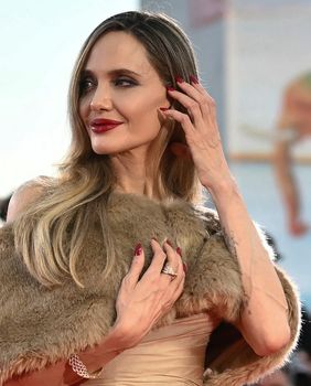 Angelina Jolie u kreaciji Tamare Ralph